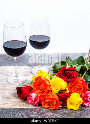 Rotwein und ein Dutzend Rosen vertikale Stockfoto