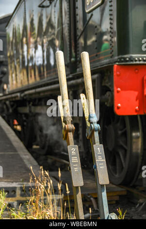 CRANMORE, ENGLAND - Juli 2019: Anschluss seitlichen Hebel der manuellen Punkte Schaltung an den Anschlüssen auf der East Somerset Steam Railway. Stockfoto