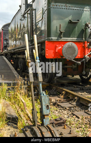 CRANMORE, ENGLAND - Juli 2019: Anschluss seitlichen Hebel der manuellen Punkte Schaltung an den Anschlüssen auf der East Somerset Steam Railway. Stockfoto