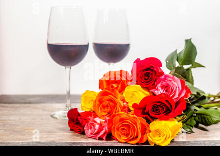 Rotwein und ein Dutzend Rosen Stockfoto