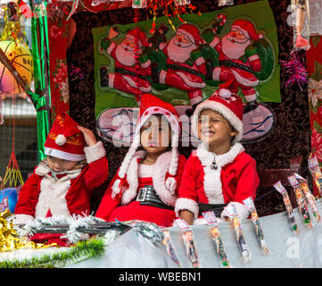 Cuenca, Ecuador - Dec 23, 2012: Kinder als Weihnachtsmänner in Paseo de Nino Parade angezogen Stockfoto