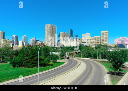 Atemberaubende Aussicht auf Downtown Edmonton, Alberta, Kanada. An einem sonnigen Sommertag von River Valley Park. Stockfoto