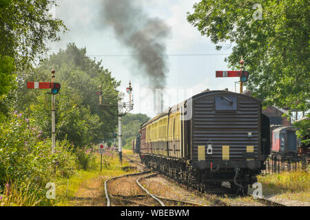 CRANMORE, ENGLAND - Juli 2019: Dampfmaschine zog ein Zug von Cranmore Station auf der East Somerset Railway. Stockfoto