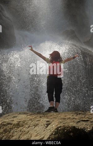 Wasserfälle haben schon immer die Aufmerksamkeit der Leute angezogen. Sie werden manchmal als heiligen Stätten besucht. Wie Antalya/Gombe/Ucarsu Wasserfälle Stockfoto