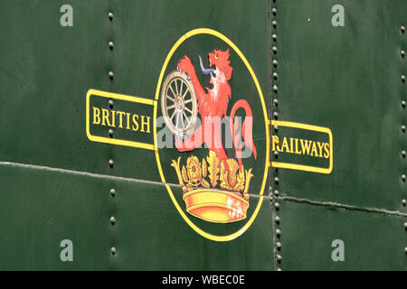 CRANMORE, ENGLAND - Juli 2019: Nahaufnahme der alten Britischen Eisenbahnen Logo auf der Seite einer Dampflok auf der East Somerset Railway. Stockfoto