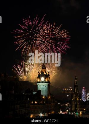 Edinburgh, Großbritannien. 26. August, 2019 dargestellt: Die spektakulären Virgin Money Feuerwerk Konzert, die das Ende der Edinburgh International Festival, bringt die Scottish Chamber Orchestra, und Feuerwerk Pyrotechnik speziell von internationalen Künstlern choreographiert, Pyrovision alle vor der beeindruckenden Kulisse des Edinburgh Castle. Credit: Rich Dyson/Alamy leben Nachrichten Stockfoto