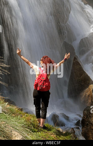 Wasserfälle haben schon immer die Aufmerksamkeit der Leute angezogen. Sie werden manchmal als heiligen Stätten besucht. Wie Antalya/Gombe/Ucarsu Wasserfälle Stockfoto