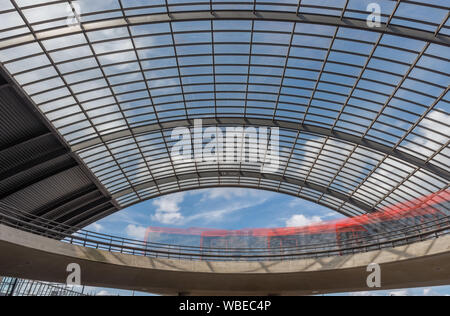 Lange Belichtung Foto von Amsterdam Central Station Amsterdam Central Station norht Seite mit runden Dach aus Stahl an einem sonnigen Tag auf der Suche nach oben Stockfoto