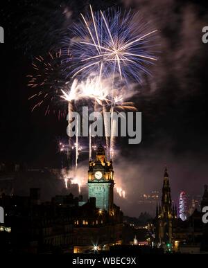 Edinburgh, Vereinigtes Königreich. 26. August, 2019 dargestellt: Die spektakulären Virgin Money Feuerwerk Konzert, die das Ende der Edinburgh International Festival, bringt die Scottish Chamber Orchestra, und Feuerwerk Pyrotechnik speziell von internationalen Künstlern choreographiert, Pyrovision alle vor der beeindruckenden Kulisse des Edinburgh Castle. Credit: Rich Dyson/Alamy leben Nachrichten Stockfoto