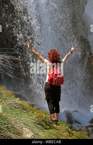 Wasserfälle haben schon immer die Aufmerksamkeit der Leute angezogen. Sie werden manchmal als heiligen Stätten besucht. Wie Antalya/Gombe/Ucarsu Wasserfälle Stockfoto