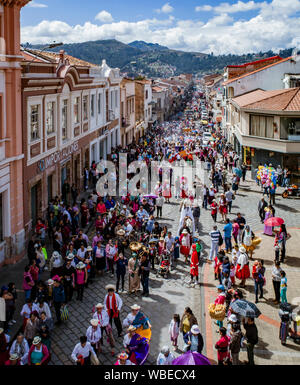 Cuenca, Ecuador, Jan 13, 2018: Parade Masse in Cuenca, Ecuador Stockfoto