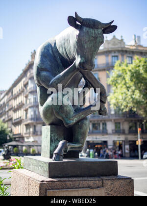 BARCELONA, Spanien - 2. AUGUST 2019: El Brau Pensador (das Denken Stier) - Skulptur von Josep Granyer, Rambla de Catalunya Stockfoto