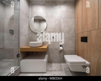 Ecke des modernen Beige-weiß gefliestes Badezimmer Stockfoto, Bild