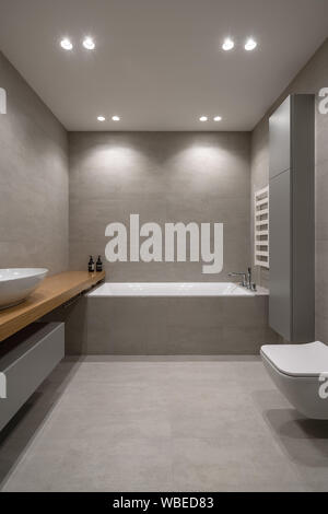 Ecke des modernen Beige-weiß gefliestes Badezimmer Stockfoto, Bild