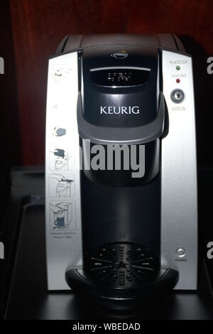 Nahaufnahme des Kuerig Kaffeemaschine mit Holzmaserung Hintergrund Stockfoto