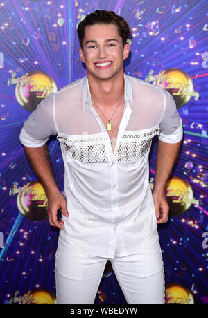 AJ Pritchard Ankunft auf dem roten Teppich Start der streng Tanzen 2019, bei BBC TV-Center in London, Großbritannien, statt. Stockfoto