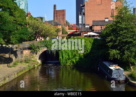 Castlefield Kanalbecken in Manchester, England, Vereinigtes Königreich, an einem sonnigen Nachmittag, Kanalboot auf der rechten Seite Stockfoto