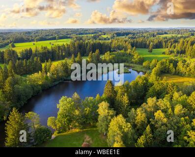 Schonauer Weiher in der Nähe von Bad Heilbrunn, Tölzer Land, Luftaufnahme, Oberbayern, Bayern, Deutschland Stockfoto