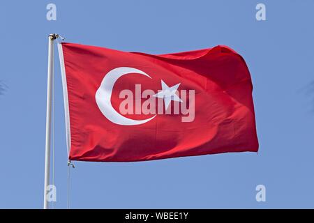 Winkende Türkische Flagge vor blauem Himmel, Türkei Stockfoto