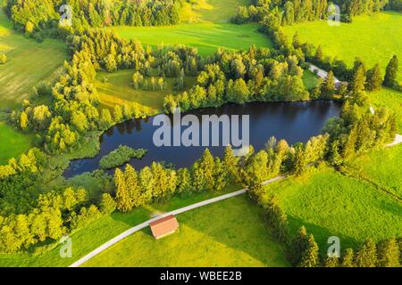 Schonauer Weiher in der Nähe von Bad Heilbrunn, Tölzer Land, Luftaufnahme, Oberbayern, Bayern, Deutschland Stockfoto