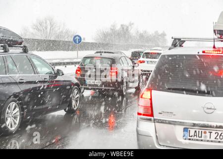 Stau, schlechtes Wetter, starken Verkehr während starker Schneefall und Regen auf der Autobahn A8, in der Nähe von München, Bayern, Deutschland Stockfoto