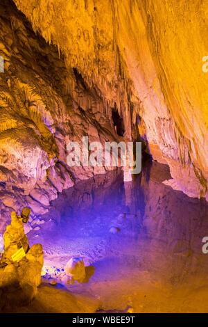 Kleiner See in der Tropfsteinhöhle Dim Magarasi, Kestel, Alanya, Antalya, Türkei Stockfoto