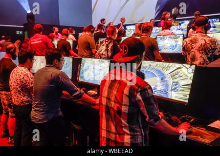 Besucher im Final Fantasy computer spiel vor Bildschirmen, Messe für Computer- und Videospiele der Gamescom, Köln, Nordrhein-Westfalen, Deutschland Stockfoto