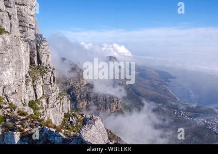 Blick vom Tafelberg Plateau auf der atlantischen Seite der Tabelle mit Tiefliegenden Bewölkung über die zwölf Apostel. Stockfoto
