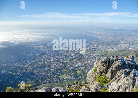 Die Kapstadt City Bowl, einem natürlichen Amphitheater geformt, als vom Tafelberg mit der Table Bay und den Hafen der Stadt gesehen Stockfoto