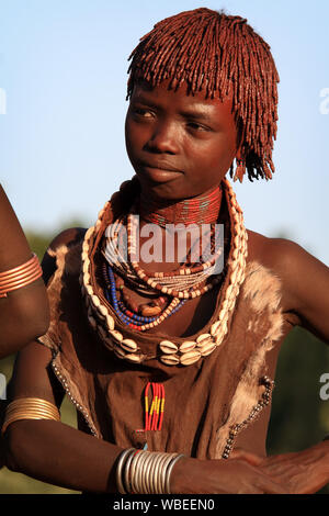 Schöne Hamer tribal Mädchen an einen Stier springen Zeremonie im unteren Omo Valley, Äthiopien Stockfoto