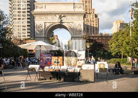 NEW YORK CITY, NY - 24. AUGUST 2019: Szene vom Washington Square Park in Greenwich Village, Manhattan an einem Sommernachmittag. Stockfoto