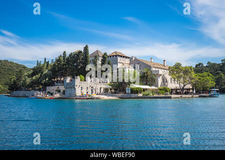 Benediktiner Kloster und Kirche St Mary's Island, in der Mitte der Großen See des Nationalparks Mljet, Kroatien. Stockfoto