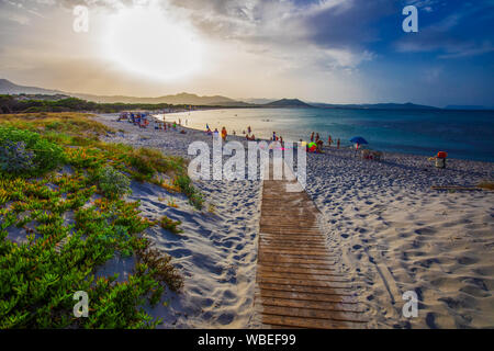 Graniro Strand mit Santa Lucia Altstadt in der italienischen Region Sardinien auf das Tyrrhenische Meer, Sardinien, Italien, Europa. Stockfoto