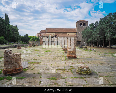 Panoramablick auf die Kathedrale von San Giusto und Forum Romanum Ruinen in Triest, Italien Stockfoto