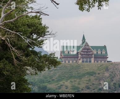 Der Dunst von Rauch verschleiert den Blick auf die Prince of Wales Hotel in Waterton National Park, Kanada. Stockfoto