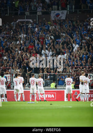 Hamburg, Deutschland. 26 Aug, 2019. Fussball: 2. Fussballbundesliga, 4. Spieltag, FC St. Pauli - Holstein Kiel im Millerntor Stadion. Die Kieler Spieler mit den Fans nach dem Spiel. Credit: Christian Charisius/dpa - WICHTIGER HINWEIS: In Übereinstimmung mit den Anforderungen der DFL Deutsche Fußball Liga oder der DFB Deutscher Fußball-Bund ist es untersagt, zu verwenden oder verwendet Fotos im Stadion und/oder das Spiel in Form von Bildern und/oder Videos - wie Foto Sequenzen getroffen haben./dpa/Alamy leben Nachrichten Stockfoto