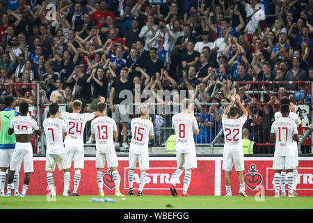 Hamburg, Deutschland. 26 Aug, 2019. Fussball: 2. Fussballbundesliga, 4. Spieltag, FC St. Pauli - Holstein Kiel im Millerntor Stadion. Die Kieler Spieler mit den Fans nach dem Spiel. Credit: Christian Charisius/dpa - WICHTIGER HINWEIS: In Übereinstimmung mit den Anforderungen der DFL Deutsche Fußball Liga oder der DFB Deutscher Fußball-Bund ist es untersagt, zu verwenden oder verwendet Fotos im Stadion und/oder das Spiel in Form von Bildern und/oder Videos - wie Foto Sequenzen getroffen haben./dpa/Alamy leben Nachrichten Stockfoto