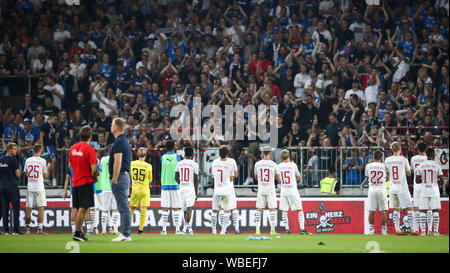 Hamburg, Deutschland. 26 Aug, 2019. Fussball: 2. Fussballbundesliga, 4. Spieltag, FC St. Pauli - Holstein Kiel im Millerntor Stadion. Die Kieler Spieler mit den Fans nach dem Spiel. Credit: Christian Charisius/dpa - WICHTIGER HINWEIS: In Übereinstimmung mit den Anforderungen der DFL Deutsche Fußball Liga oder der DFB Deutscher Fußball-Bund ist es untersagt, zu verwenden oder verwendet Fotos im Stadion und/oder das Spiel in Form von Bildern und/oder Videos - wie Foto Sequenzen getroffen haben./dpa/Alamy leben Nachrichten Stockfoto