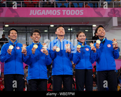 Taekwondo, Poomsae; Gold Medaillengewinner Alex Lee, Karyn Real, Andrew Lee, Ethan, Sonne und Sae-Jin Yi aus USA an der Lima 2019 Pan American Games Stockfoto