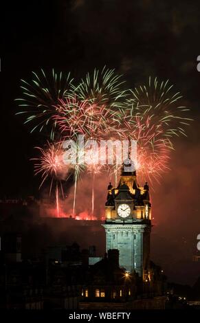 Edinburgh, Vereinigtes Königreich. 26. August, 2019 dargestellt: Die spektakulären Virgin Money Feuerwerk Konzert, die das Ende der Edinburgh International Festival, bringt die Scottish Chamber Orchestra, und Feuerwerk Pyrotechnik speziell von internationalen Künstlern choreographiert, Pyrovision alle vor der beeindruckenden Kulisse des Edinburgh Castle. Credit: Rich Dyson/Alamy leben Nachrichten Stockfoto