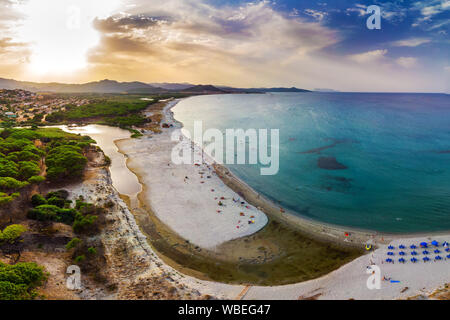 Graniro Strand mit Santa Lucia Altstadt in der italienischen Region Sardinien auf das Tyrrhenische Meer, Sardinien, Italien, Europa. Stockfoto