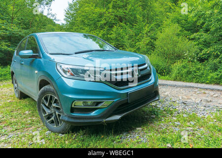 Mnt. Runa, Ukraine - May 22, 2019: schmutzige Honda CRV in der Nähe der alten Risse Straße durch Buchenwälder. 4. Generation der beliebten SUV, Restyling m Stockfoto