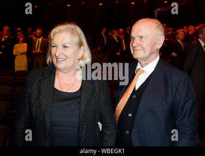 Berlin, Deutschland. 27 Aug, 2019. Ferdinand Piech starb im Alter von 82 Jahren. Archiv Foto: Ferdinand Piech (Vorsitzender des Aufsichtsrats der Volkswagen AG) mit seiner Frau Ursula Präsentation des "Goldenen Lenkrad" 2014 in Berlin, Deutschland am 11.11.2014. | Verwendung der weltweiten Kredit: dpa/Alamy leben Nachrichten Stockfoto