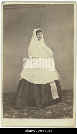 In voller Länge Porträt der Georgischen Frau, nach rechts Abstract / Medium: 1 Foto auf carte de visite montieren. Stockfoto