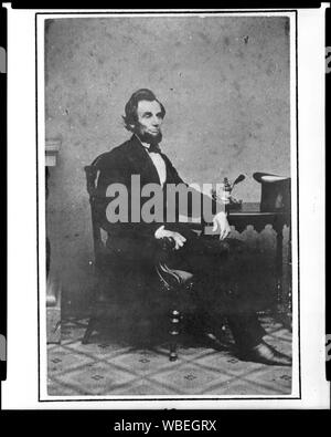 In voller Länge Porträt von Präsident Abraham Lincoln sitzt neben kleinen Tisch, 24. Februar 1861 Abstract / Medium: 1 Foto: Gelatine Silber. Stockfoto