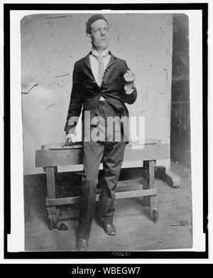 In voller Länge Porträt eines Mannes, der vor einer Holzbank Abstract / Medium: 1 Foto: Tintype. Stockfoto