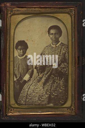 In voller Länge Porträt einer unbekannten Frau, sitzt, und in voller Länge Porträt eines Kindes stehen auf der rechten, beide Themen konfrontiert sind vorne Abstract / Medium: 1 Foto auf carte de visite: albumen; bei 11,5 x 8,0 cm. Stockfoto