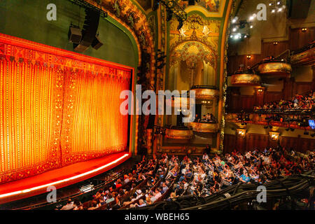 Menschen besuchen die New Amsterdam Theatre, Broadway Theater bei 214 West 42nd Street zwischen der 7. und 8. der Alleen im Theater. Stockfoto