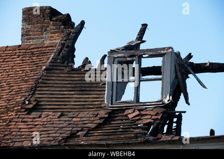 Abgebildete Feuer beschädigte Village Gate Pub auf Aylesbury Road, Worlds End, Wendover, Buckinghamshire, Großbritannien. Die Village Gate erlitt großflächige Brandschäden in den frühen Morgenstunden des 5. August 2019. Von 3:30 Uhr 40 Feuerwehrleute und 10 Feuerwehrfahrzeuge aus der Umgebung nahmen an der Flamme. Es gab keine Verletzungen. Die Village Gate war zuvor als der Marquis von Granby seit der Mitte des 18. Jahrhunderts bekannt und wurde in der Mitte des 19. Jahrhunderts zugemauert. Fotografiert gerade vor dem Dach bleibt entfernt. Zu der Zeit des Fotografierens die Kneipen Zukunft war unbekannt. Credit: Stephen Bell/Alamy Stockfoto