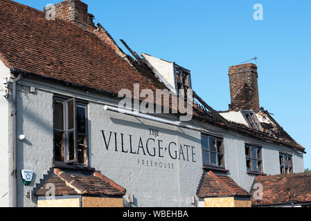 Abgebildete Feuer beschädigte Village Gate Pub auf Aylesbury Road, Worlds End, Wendover, Buckinghamshire, Großbritannien. Die Village Gate erlitt großflächige Brandschäden in den frühen Morgenstunden des 5. August 2019. Von 3:30 Uhr 40 Feuerwehrleute und 10 Feuerwehrfahrzeuge aus der Umgebung nahmen an der Flamme. Es gab keine Verletzungen. Die Village Gate war zuvor als der Marquis von Granby seit der Mitte des 18. Jahrhunderts bekannt und wurde in der Mitte des 19. Jahrhunderts zugemauert. Fotografiert gerade vor dem Dach bleibt entfernt. Zu der Zeit des Fotografierens die Kneipen Zukunft war unbekannt. Credit: Stephen Bell/Alamy Stockfoto